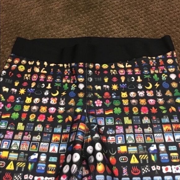 Terez Women Little Emojis Printed Black Capri Leggings - Size S - Picture 4 of 5
